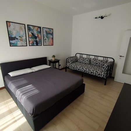 Brenta/Corvetto Studio Apartment Мілан Екстер'єр фото